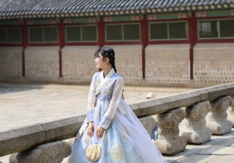 韓国、ソウルでチマチョゴリを着る女性