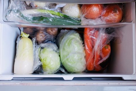 たくさんの野菜を保存している冷蔵庫の野菜室